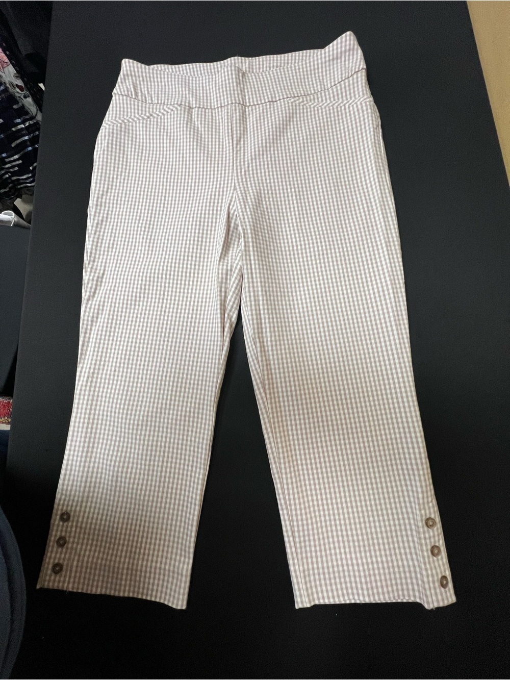 CHICO’S PERFECT STRETCH BEIGE/WHITE GINGHAM PULL-ON CAPRI’S SIZE 1
MEDIUM 8
